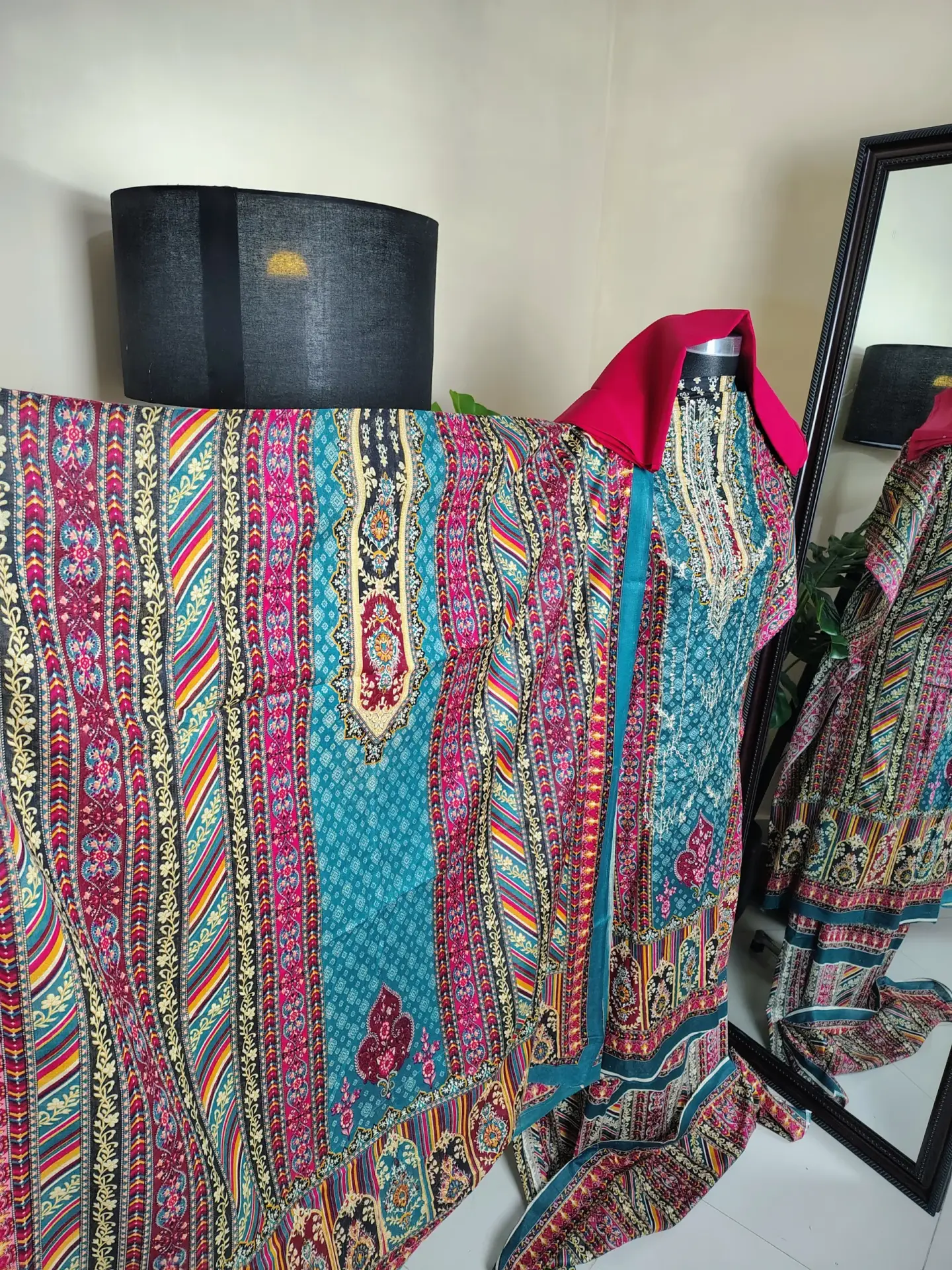 আকর্ষণীয় মাল্টিকালার ডিজিটাল প্রিন্ট প্রিমিয়াম কটন কুর্তি